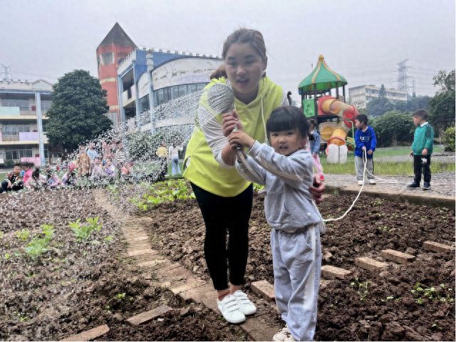 火狐电竞播种希望 一起成长 泸州市江阳区黄舣镇中心幼儿园开展种植园活动(图2)